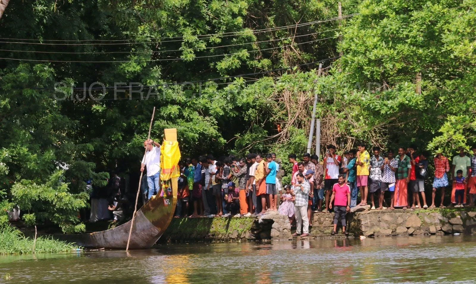 Nadubhagam Chundan racing past supporters on the riverbank