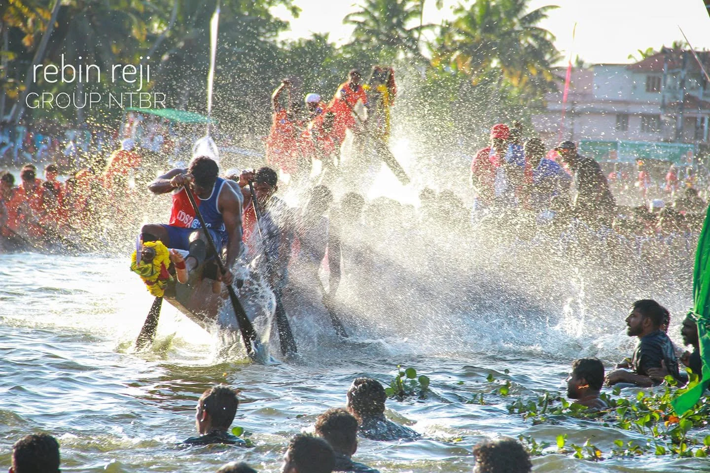 Nadubhagam Chundan racing through the backwaters