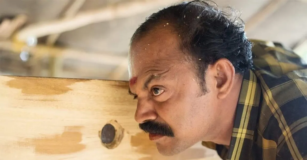 A craftsman inspecting Nadubhagam Chundan