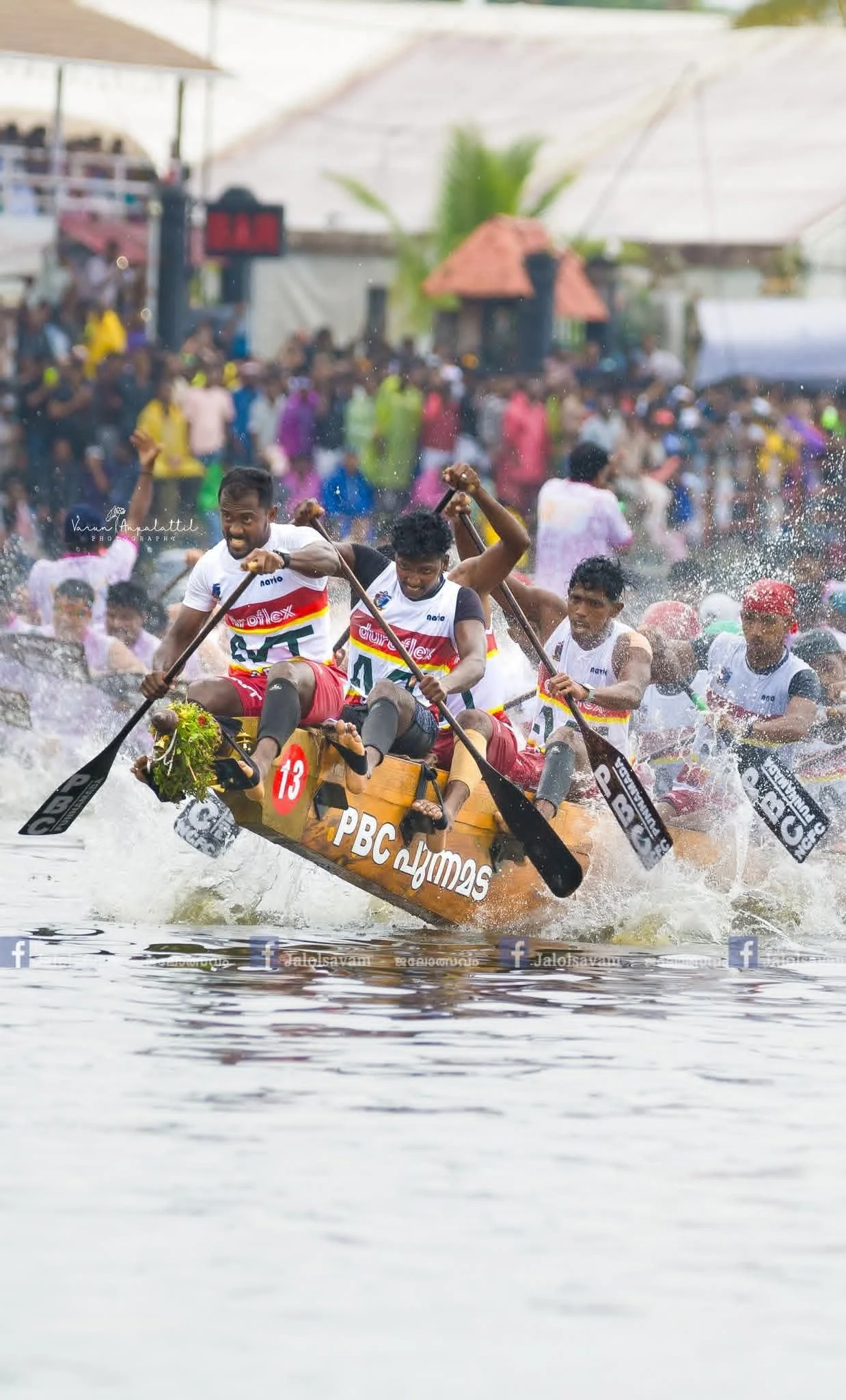 Nadubhagam Chundan team rowing together
