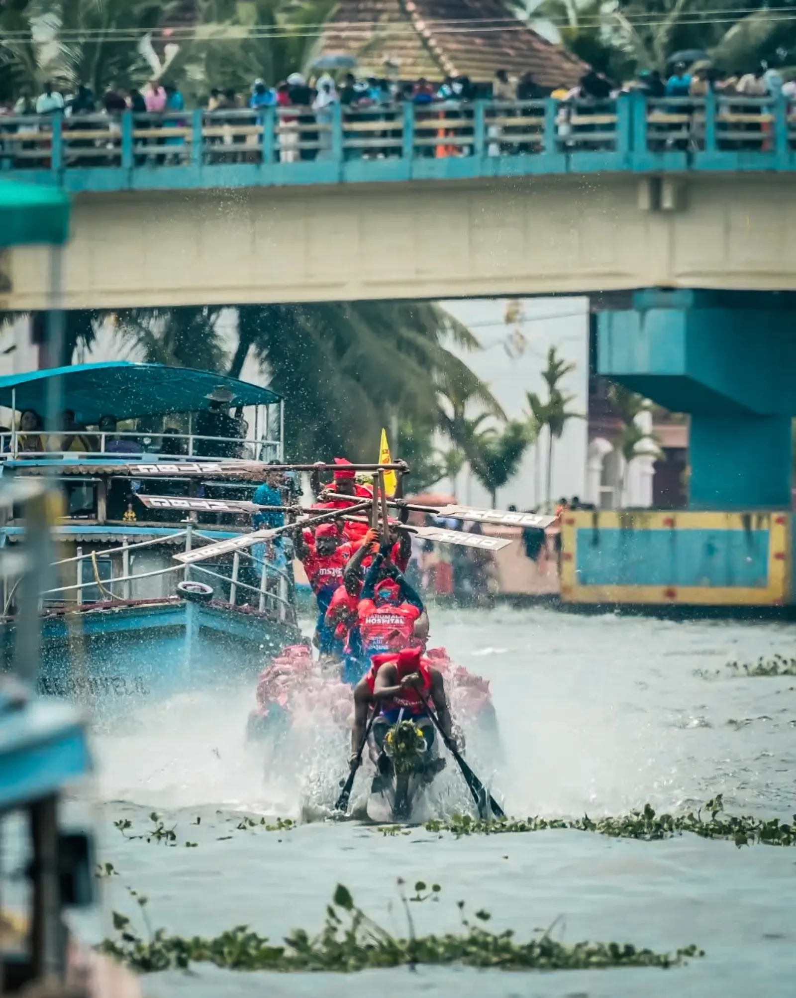 Nadubhagam Chundan racing beneath the bridge
