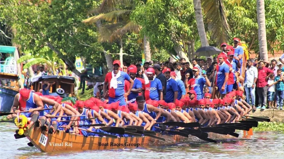 Nadubhagam Chundan crew on the backwaters